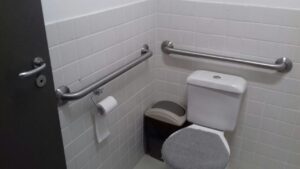 Como as barras de apoio em banheiros ajudam na acessibilidade